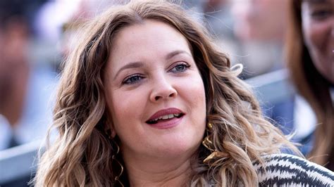 Drew Barrymore raises the heat in stunning swimsuit – complete。